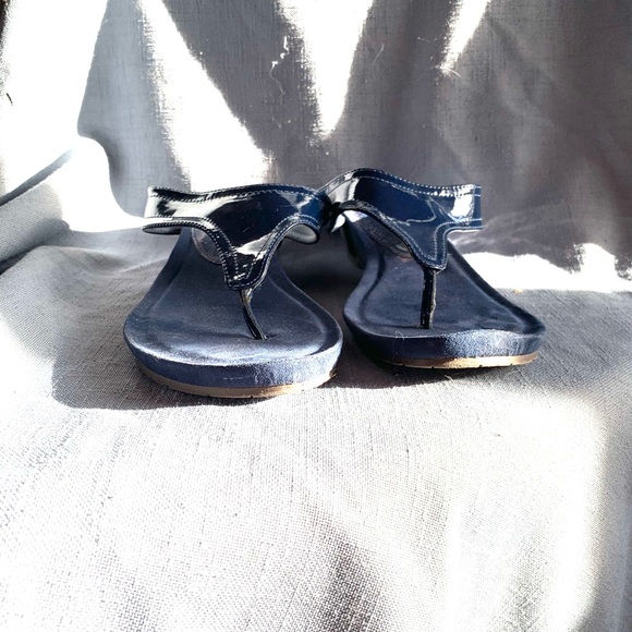 Kenneth Kole blue patent wedge thong sandal size 8 - Picture 4 of 5